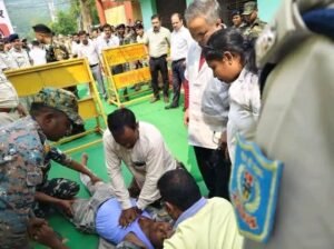 झारखंड: नेमरा में मानवता की मिसाल बने वरिष्ठ पत्रकार अनिल विश्वकर्मा, वर्दीधारी जवान को CPR देकर बचाई जान; वीरता सम्मान देने की उठी मांग
रामगढ़ (झारखंड)। पत्रकारिता का असली धर्म केवल घटनाओं को कैमरे में कैद करना नहीं, बल्कि संकट की घड़ी में मानवता के साथ खड़ा होना भी है। झारखंड के रामगढ़ जिले के नेमरा में वरिष्ठ पत्रकार अनिल विश्वकर्मा ने कुछ ऐसा ही कर दिखाया, जिसने पत्रकारिता के मानवीय चेहरे को एक नई पहचान दी है।
प्राप्त जानकारी के अनुसार, झारखंड आंदोलनकारी स्वर्गीय शिबू सोरेन की पत्नी रूपी सोरेन की अंत्येष्टि के दौरान विधि-व्यवस्था में तैनात एक वर्दीधारी जवान अचानक अचेत होकर गिर पड़ा। उस समय वहां वीआईपी सुरक्षा व्यवस्था के लिए बड़ी संख्या में लोग और प्रशासनिक तंत्र मौजूद थे। इसी बीच जवान की हालत देखकर वरिष्ठ पत्रकार अनिल विश्वकर्मा ने बिना देर किए मानवीय संवेदना का परिचय दिया।
बताया जा रहा है कि अनिल विश्वकर्मा ने तत्काल आगे बढ़कर जवान को CPR (कार्डियोपल्मोनरी रिससिटेशन) दिया। उनकी इस त्वरित पहल से जवान को समय पर सहायता मिल सकी। संकट की उस घड़ी में उन्होंने पत्रकार की भूमिका से आगे बढ़कर एक जिम्मेदार नागरिक और संवेदनशील इंसान होने का परिचय दिया।
कैमरे से पहले इंसानियत को दी प्राथमिकता
आज के दौर में जब किसी घटना को रिकॉर्ड करने और खबर बनाने की होड़ दिखाई देती है, ऐसे में अनिल विश्वकर्मा का यह कदम मानवता का प्रेरक उदाहरण है। उन्होंने उस पल खबर बनाने से अधिक एक जीवन की रक्षा को प्राथमिकता दी। उनका यह प्रयास बताता है कि सच्ची पत्रकारिता केवल खबर दिखाने में नहीं, बल्कि जरूरत पड़ने पर समाज के प्रति अपने दायित्व निभाने में भी निहित है।
वीरता सम्मान से सम्मानित करने की उठी मांग
इस घटना के बाद अनिल विश्वकर्मा के साहस, तत्परता और मानवीय संवेदना की सराहना करते हुए मांग उठ रही है कि झारखंड सरकार एवं संबंधित राज्य प्रशासन उनके इस सराहनीय कार्य का संज्ञान लें और उन्हें उपयुक्त राज्यस्तरीय सम्मान से सम्मानित करने पर विचार करें।
अनिल विश्वकर्मा का यह कदम एक संदेश है—मानवता सबसे बड़ा धर्म है और किसी की जान बचाने से बढ़कर कोई खबर नहीं हो सकती।
यदि घटना के विवरण की आधिकारिक पुष्टि होती है, तो यह प्रसंग झारखंड में पत्रकारिता के मानवीय मूल्यों और नागरिक कर्तव्य की एक प्रेरणादायक मिसाल के रूप में याद किया जाएगा।
संदेश स्पष्ट है: जब किसी की जिंदगी संकट में हो, तब सबसे बड़ी जिम्मेदारी इंसान बनकर सामने आना है।